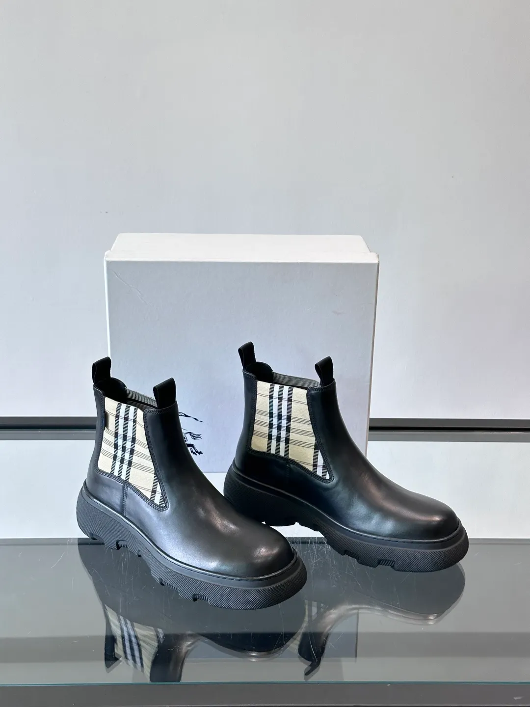 [Burberry] Top P: 920💰 Size: 39-44 (45. Customized) Burberry Matrix shoes👟Burberry autumn and winter men's high-top Chelsea boots, made with heavy industry! The upper is made of imported cowhide, with a slip-on design, classic plaid elastic straps, fine leather, and full of details. It is equipped with a classic and durable rubber thick sole, which increases the length of the legs. The cowhide lining is comfortable and breathable. It is easy to wear and fashionable, business and leisure, full of exquisite Italian style, and has a great look!